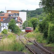 die Schienen jenseits der Strecke sind zugewachsen, hier der Bahnhof Schleiden in Richtung Kall - Schienenbus VT95 auf der Oleftalbahn