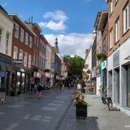 unterwegs in einer der zahlreichen Einkaufsstraßen in der historischen Altstadt von Breda (03.08.2017)