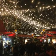 Blick auf die Buden hinterhalb vom Sternenhimmel über den Weihnachtsmarkt am Kölner Dom (30.11.2017)