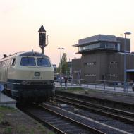 auf der Rückfahrt zog 215 082-9 den Sonderzug ohne Dampflok alleine nach Köln. Hier zu sehen die Abfahrt im Bahnhof Euskirchen. (21.04.2018)