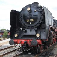 01 118 der Historischen Eisenbahn Frankfurt - Im Hintergrund ist 01 150 bei Führerstandmitfahrten zu sehen - Lokschuppenfest in Hanau (4.5.2019)
