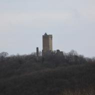 der wiederaufgebaut Turm von Burg Olbrück bietet tiefe Einblicke bis zum Siebengebirge und Westerwald - Brohltalbahn Weihnachtsfahrt 2019