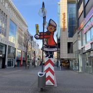die Karnevalsfiguren, die entlang der Rosenmontagsstrecke aufgestellt werden, sind jetzt auch auf der Schildergasse zu sehen, trotz abgesagten Rosenmontagszug - Kölner Einkaufsstraßen im zweiten Lockdown (23.01.2021)