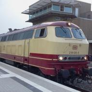 218 105-5 in Euskichen (21.07.2011). Im Sommer 2011 war die Lok mit Silberlingen wochentags zwischen Euskirchen und Bonn als 644er Ersatz unterwegs.