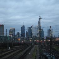 beim betriebsbedingten Halt auf der Camberger Brücke ergab sich die beste Aussicht auf die Skyline und den Hauptbahnhof - Neujahrsfahrt 2022 der Historischen Eisenbahn Frankfurt mit 52 4867 (2.1.2022)