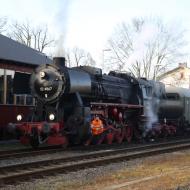 in Stockheim wurde die Lok mit Wasser von der örtlichen Feuerwehr versorgt- Neujahrsfahrt 2022 der Historischen Eisenbahn Frankfurt mit 52 4867 (2.1.2022)