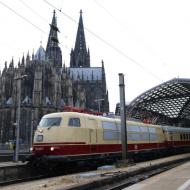 103 245-7 vor dem AKE Rheingold auf der Rückfahrt nach Dortmund am 23.4.2022 bei der Ausfahrt aus dem Kölner Hauptbahnhof.