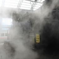 ausströmender Dampf aus der Heizleitung läßt den Tender von 03 2155-4 im Kölner Hbf verschwinden (30.11.2013)