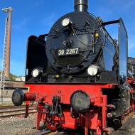 38 2267 steht abfahrbereit für die nächsten Fahrgäste - Museumstage im Eisenbahnmuseum Bochum: 38 2267 wieder unter Dampf (29/30.4.2023)