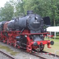 41 052 aus dem Pendelzug heraus betrachtet- die Absperrungen ermöglichten nur wenige Perspektiven auf die Lok - Anheizertag bei den Osnabrücker Dampflokfreunden (2.6.2024)