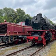V65 001 wartet neben der 41 052 auf die nächste Rangierfahrt - Anheizertag bei den Osnabrücker Dampflokfreunden 2025 (1. Juni 2025)