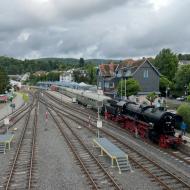 Überblick von der Fussgängerbrücke in Königstein über den Bahnhof mit alten Lokschuppen - mit Volldampf in den Taunus (8./9.6.2025) - unterwegs mit 52 4867