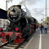 Feierabend am Sonntag, 52 4867 rollte bei den Rückfahrten wie immer am Zugende mit, hier im Bahnhof Frankfurt Süd - mit Volldampf in den Taunus (8./9.6.2025) - unterwegs mit 52 4867