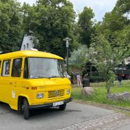 auch Oldtimer sind Teil vom Programm, hier ein ex Post Mercedes - 125 Jahre Brohltalbahn (4. - 7. Juni 2026 - Programm vom Donnerstag)