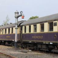 der Museumswasserkran vor den 4 Rheingold Express Wagen aus dem Jahr 1928 (20.09.2014)