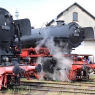 01 1056 parkte neben der unter Dampf stehenden 23 042 (14.05.2015)