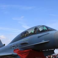 Ausbildungsversion vom Eurofighter - mit zwei statt nur einem Sitz der Einsatzversion. Das Hedup-Display ist gut sichtbar.