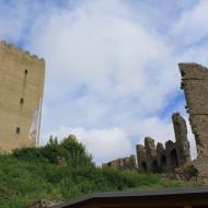 Burg(ruine) Olbrück - Hauptturm und Ruine des Wohnbaus (25.07.2015)