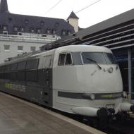 103 222-6 im Kölner Hbf (25.11.2015) RailAdventure ersteigerte die Lok nach Fristablauf im Jahr 2014. Mit frischer HU ist sie bundesweit für Sonderzüge und Überführungsfahrten im Einsatz.