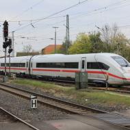 412 002 ist einer der ersten Testzüge vom neuen ICx, den späteren ICE 4. Diese Züge sollten später die Lokbespannten ICs ablösen und sind bis zu 250 km/h schnell. Testfahrten führten den Zug nach Hameln. (30.04.2016)