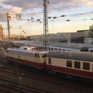 E10 1309 wird von National Express auch häufig für Überführungsfahrten genutzt. Daher ist sie momentan selten in Köln zu sehen. Hier bei Rangierarbeiten im frühren Bw Köln 1 - aus einen fahrenden Zug heraus geknippst. (03.05.2016)