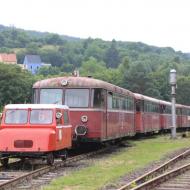 ein Klv 12 vor einer VT98 Schienenbusgarnitur - abgestellt neben dem funktionstüchtigen Wasserkran im Bw Gerolstein - 24.07.2016