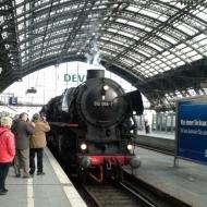 Einfahrt von 01 1066 / 012 066-7 in den Kölner Hauptbahnhof mit einen Sonderzug in Richtung Darmstadt (28.04.2013)