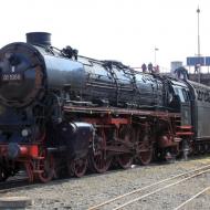 01 1066 bringt Gäste zum Vulkan-Express in Brohl. Auf dem Güterbahnhof wird die Lok mit Zusatzöltender umfassend abgeschmiert. (04.07.2016)