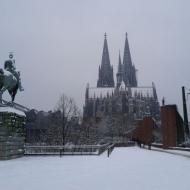 Blick aus Richtung Hohenzollernbrücke Richtung Kölner Dom - komplett eingeschneit (16.01.2013)