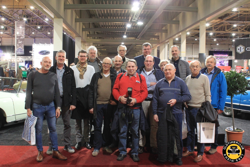Gruppenfoto in der Messehalle (einige Mitfahrer fehlen leider) - - Interclassics Maastricht 2019