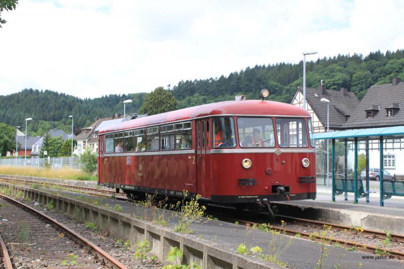 795 256-7 der VEB im Bahnhof Schleiden - Schienenbus VT95 auf der Oleftalbahn