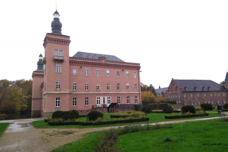 Herrenhaus (links) mit Vorburg - Schloss Gracht in Erftstadt Liblar