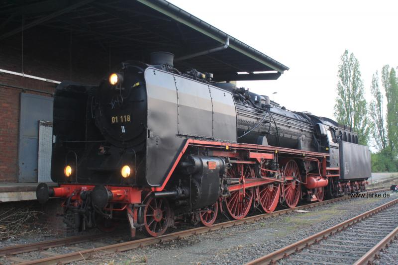 01 118 der Historische Eisenbahn Frankfurt beim Auftanken im GÃ¼terbahnhof Euskirchen (21.04.2018)