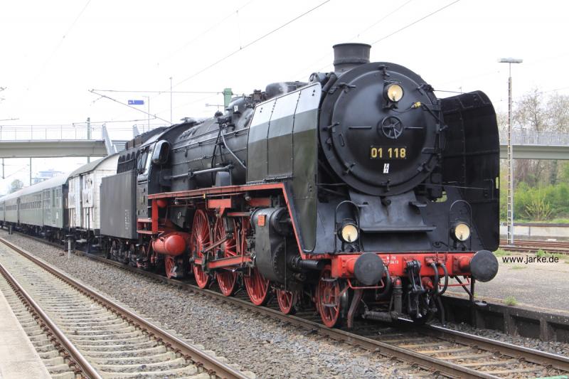 01 118 verblieb mit dem HEF Sonderzug nach der Ankunft in Speyer bis zur Abfahrt am Bahnsteig - ein beliebtes Fotomotiv auch fÃ¼r alle normalen Bahnreisenden (13.04.2019)