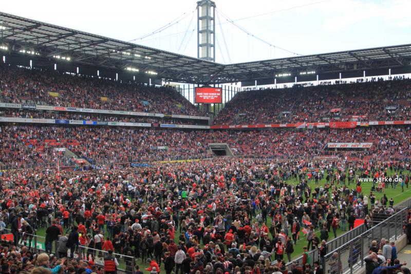 Platzsturm nach Abpfiff - #allejahrewieder - Aufstiegsfeier beim 1. FC Köln (12.5.2019)