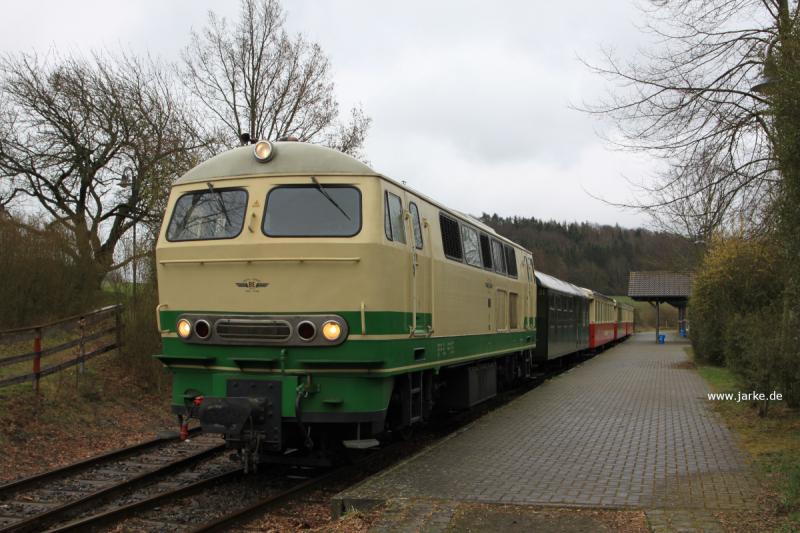 nach dem Umsetzen am Endbahnhof Engeln wartet der erste Zug des Tages auf die Rückfahrt (5.4.2021) - Brohltalbahn - Saisoneröffnung 2021