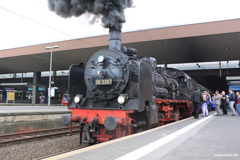 38 2267 - die pressische P8 aus Bochum-Dahlhausen - im Düsseldorfer Hbf - unterwegs nach Mettmann-Stadtwald (12.06.2016)