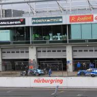 Blick auf einen 991 RSR in der Nürburgring Boxengasse (27.07.2015)