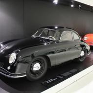Porsche 356 *Ferdinand* : Eins der ersten Fahrzeuge aus der Zuffenhausener Produktion aus dem Jahr 1950 ist dieses schwarze Coupé. Es wurde Ferdinand Porsche geschenkt. Daher der Name *Ferdinand*. Als Versuchsträger war es viele Jahre zum Testen neuer teile im Einsatz. (14.03.2017)
