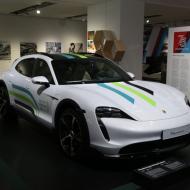 Porsche Taycan 4 Cross Turismo - Ausstellung *75 Jahre Porsche Sportwagen* in Berlin (4.2.2023)