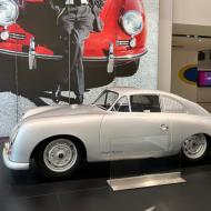 Porsche 356 SL (super leicht), Baujahr 1951, 46 PS, 1.1 Liter Hubraum, Alu-Karosserie aus Gemünd, frühe Version ohne verkleidete Radhäuser * Ausstellung *75 Jahre Porsche Sportwagen* in Berlin (4.2.2023)