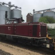 V100 / 211 345-4 (gebaut Jung als # 13472 im Jahr 1962) fährt seit 2015 für das Bahnunternehmen AIXrail GmbH verschiedene Bauzüge - wie hier im Bahnhof Weilerswist Derkum am 17.07.2017.