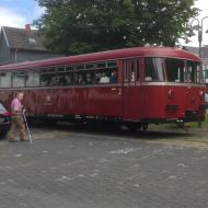 die Bahn fährt quer über den Marktplatz vom Dorf Olef - einmalig für eine normalspurige Bahn in Deutschland - Schienenbus VT95 auf der Oleftalbahn