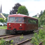 Abfahrt im Bahnhof Hellenthal - Schienenbus VT95 auf der Oleftalbahn