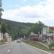 die Strecke verläuft parallel zur Bundesstraße - Schienenbus VT95 auf der Oleftalbahn