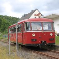 Bahnhof Gemünd, im Hintergrund ist der einzige (sher kurze) Tunnel der Strecke zu sehen - Schienenbus VT95 auf der Oleftalbahn