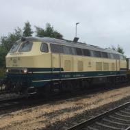 218 490-1 (Baujahr 1978) wurde im Jahr 2015 bei der DB z-gestellt. Seit 2016 fährt sie für die Railsystems RP GmbH. Hier im Einsatz vor einen Bauzug in Weilerswist-Derkum (24.07.2017).