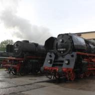 01 509 unter Dampf, die defekte 01 180 aus Nördlingen und die 180 km/h schnelle Dampflok 18 201 auf dem Gelände vom Dampflokwerk Meiningen am verregneten Nachmittag (02.09.2017)