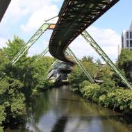 die Schwebebahn führt zum gefühlt größten Teil über die Wupper  - zu Besuch bei der Wuppertaler Schwebebahn (03.09.2017)