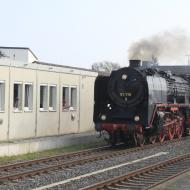 Ankunft von 01 118 im Bahnhof Euskirchen auf Höhe vom elektronischen Stellwerk (21.04.2018)